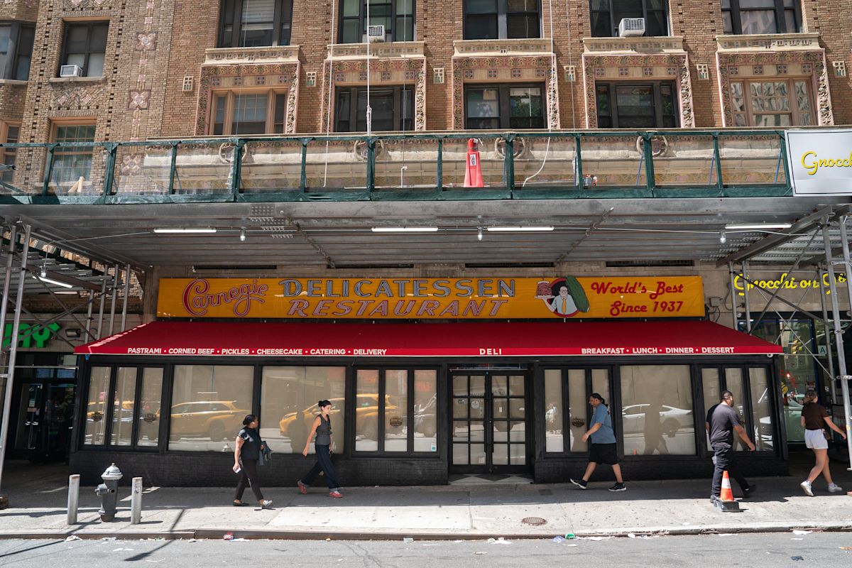NYC’s iconic Carnegie Deli teases return to Midtown after 10-year absence