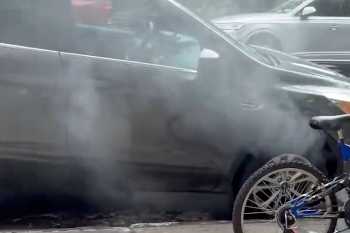 Witness says smoke spread between Bronx manholes while nearby New York buildings went dark