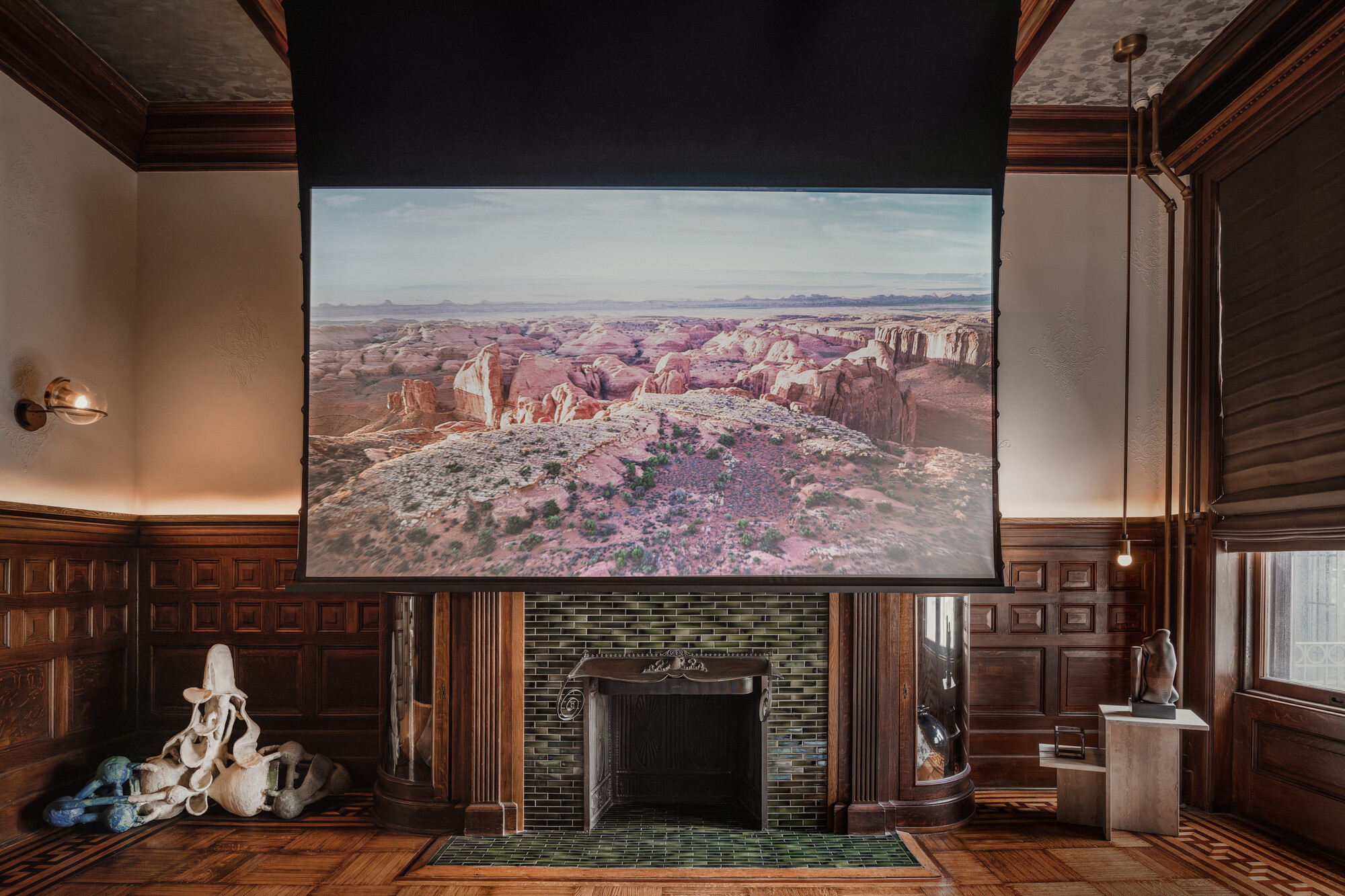 GRAND ROOM WITH TV SCREEN