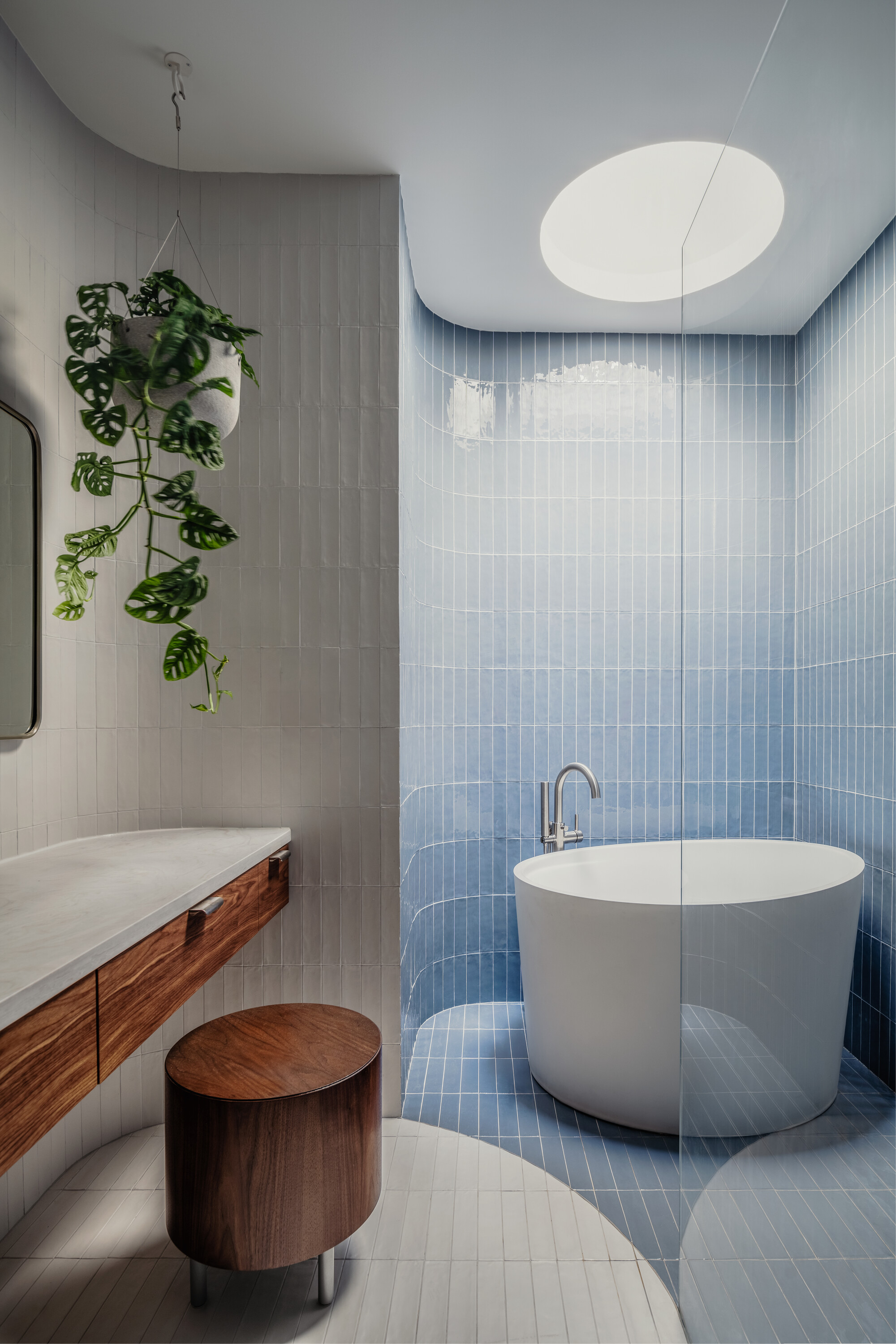 SOAKING TUB SKYLIT BATH