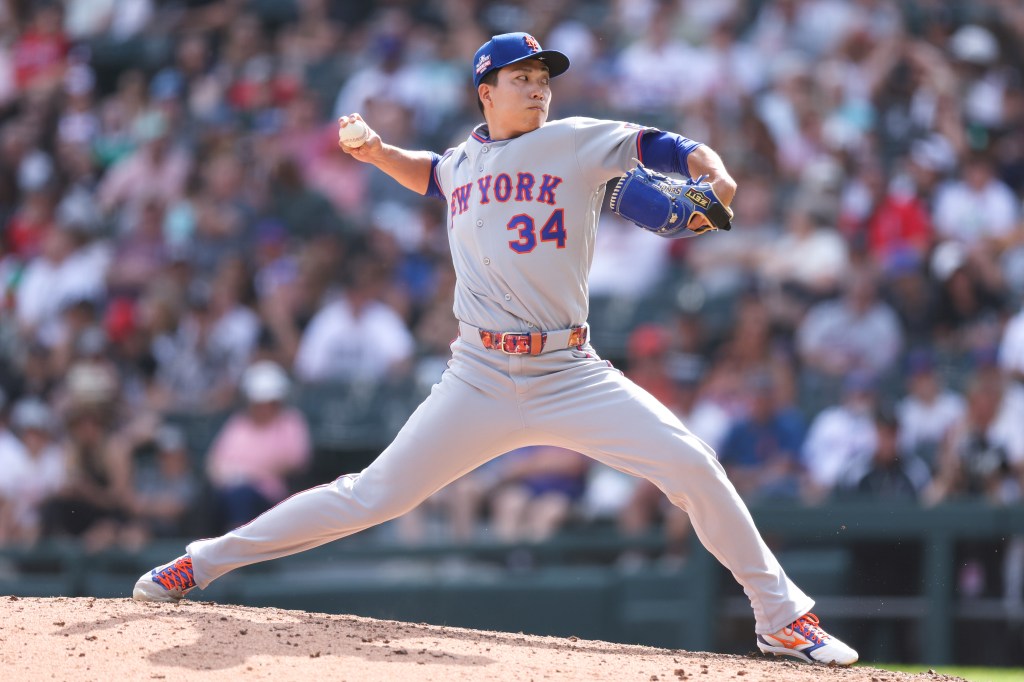 Kodai Senga of the New York Mets pitches against the Chicago White Sox.