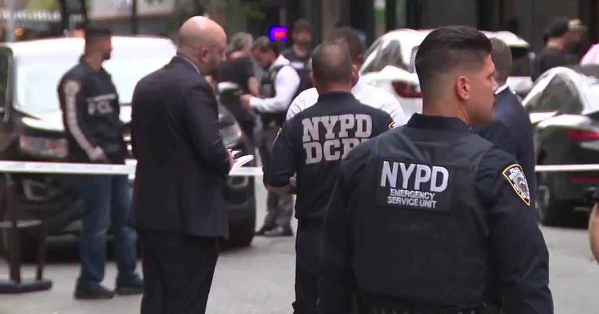 NYPD officers shoot, kill man with butcher's knife in Lower East Side apartment building