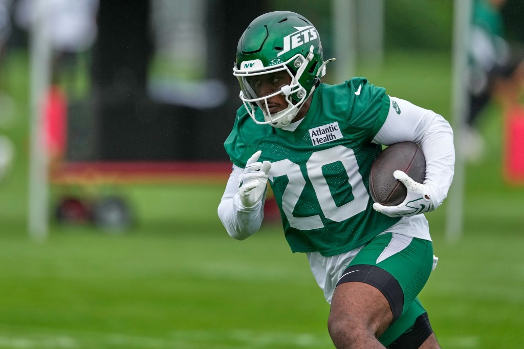 Jets' Breece Hall runs the ball during practice at the team's NFL football training camp in Florham Park, N.J., Thursday, July 30, 2026. 
