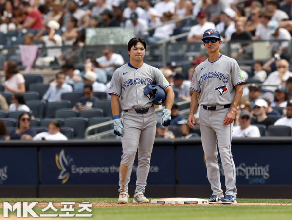 The game between the Toronto Blue Jays and the New York Yankees at Yankee Stadium in the Bronx, New ..