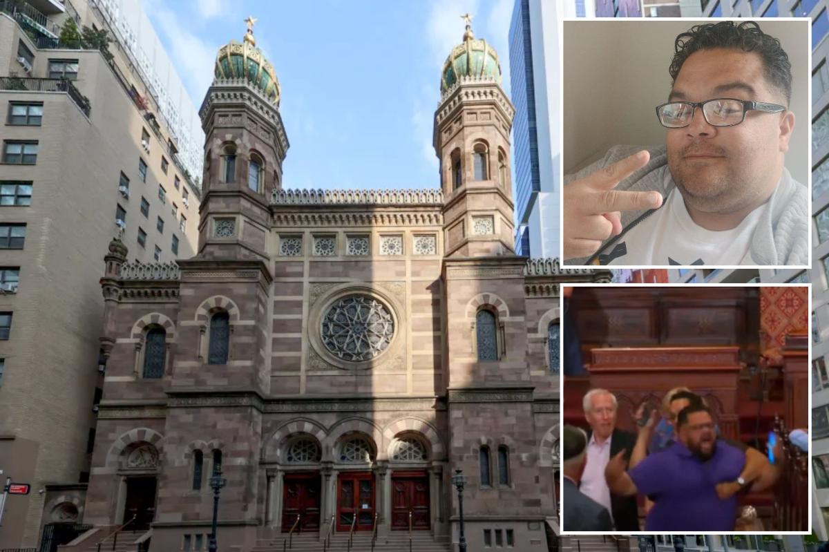 Lunatic who stormed NYC synagogue said attack was 'racial and had 'religious' motivation