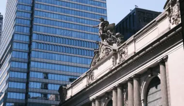 New Manhattan trophy towers command higher rents than renovated older assets, widening the age-based rent gap.