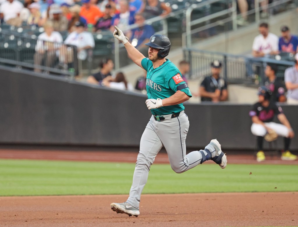 Seattle Mariners designated hitter Mitch Garver runs the bases after hitting a solo home run in the second inning against the New York Mets on Friday, August 15, 2025, at Citi Field. (Charles Wenzelberg / New York Post)