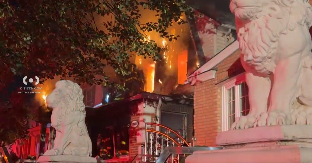 Large fire tears through Queens house before spreading to neighboring homes, FDNY says