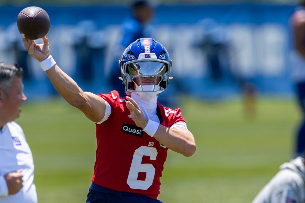 Jaxson Dart throws a pass during Giants practice on July 31, 2026. 