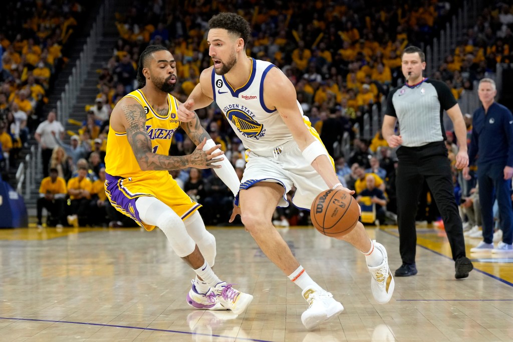Klay Thompson of the Golden State Warriors drives past D'Angelo Russell of the Los Angeles Lakers.