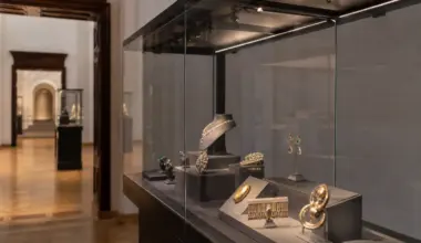 Egyptian queen’s necklace with 673 diamonds stolen in Vienna