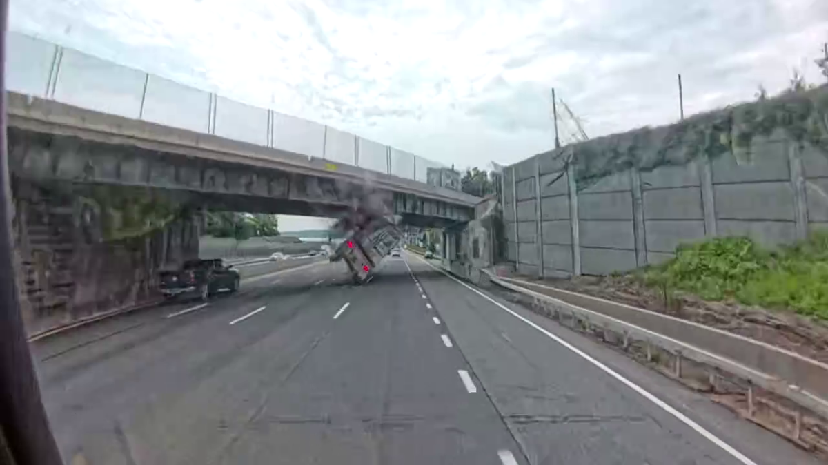 Video: Oversized truck rams into overpass on New York throughway