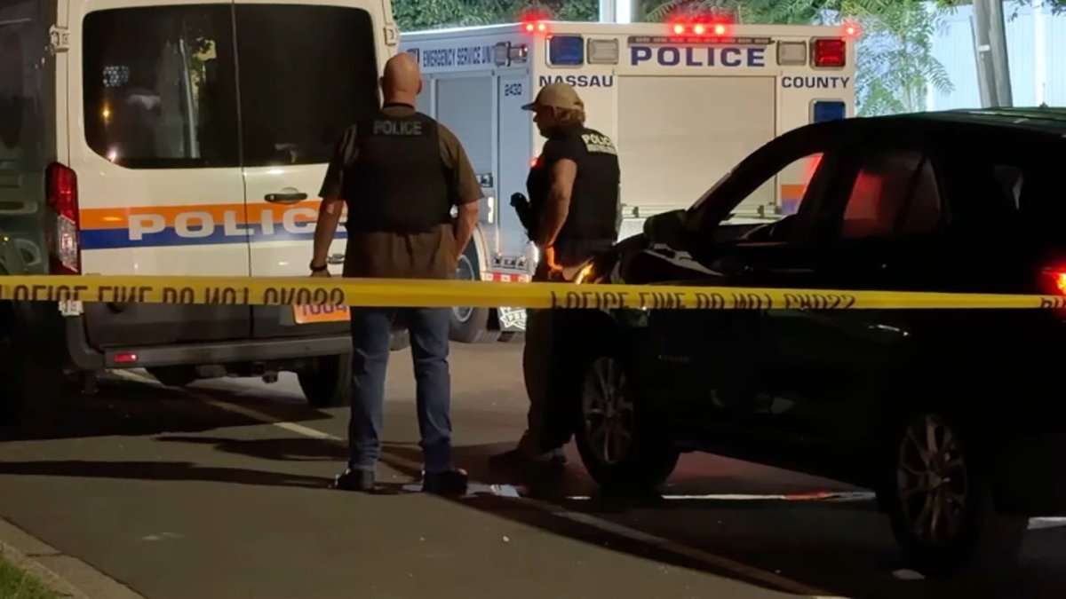 Long Island police shooting in Westbury injures man with knife – NBC New York