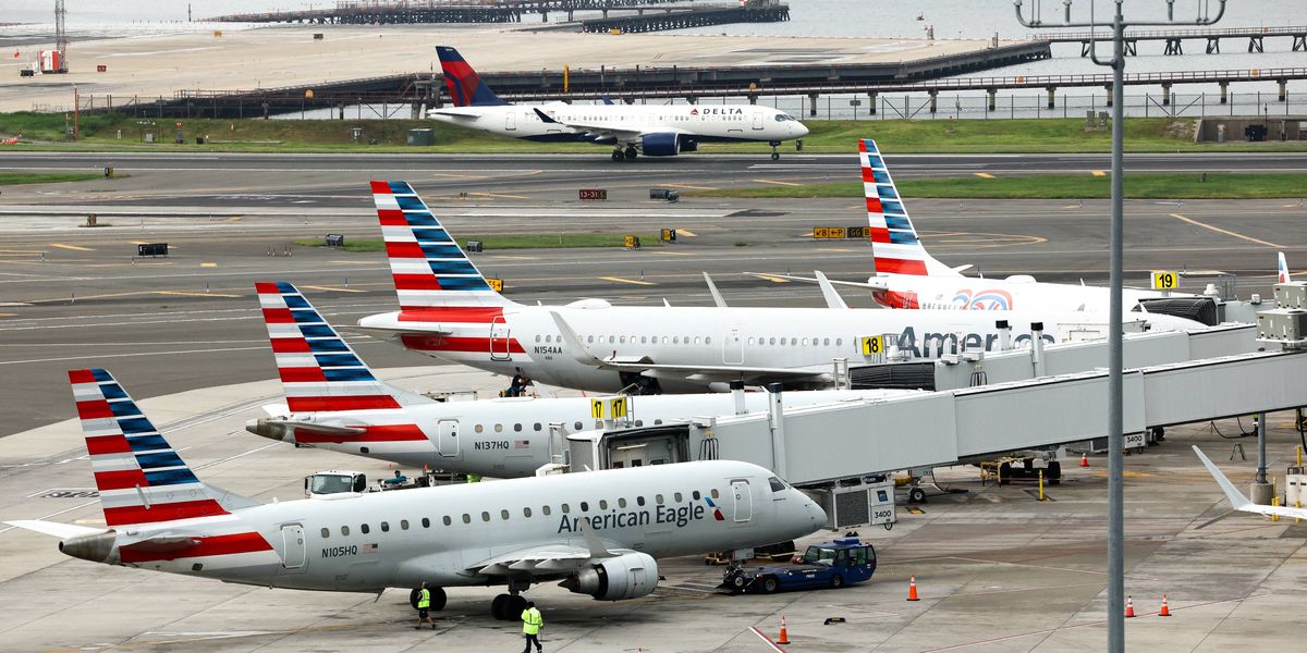 American Airlines flight aborts takeoff at LaGuardia after reported bird strike