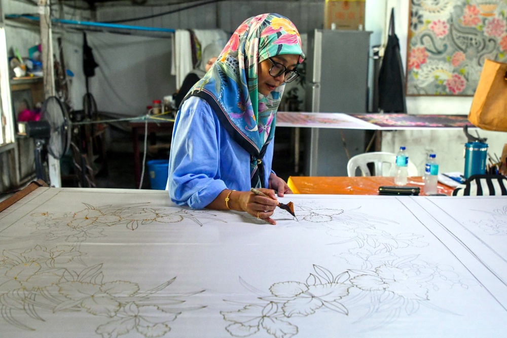 Batik artist Rosliza Muhammad. — Bernama pic