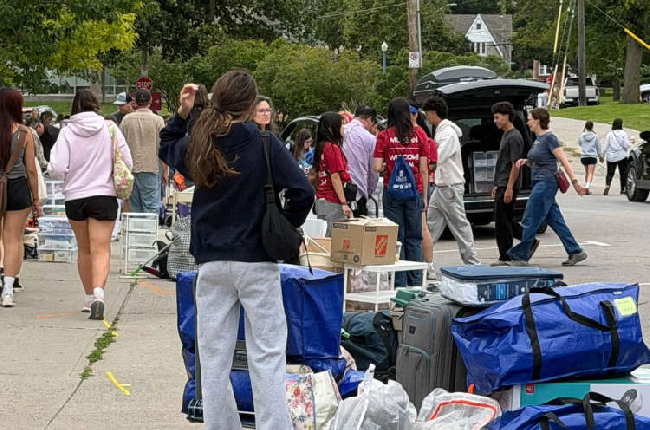 Nearly 4,850 first-year students move into Queen’s residences in Kingston