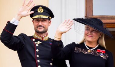 King Haakon VIII and Queen Mette-Marit step onto the balcony as a new reign begins