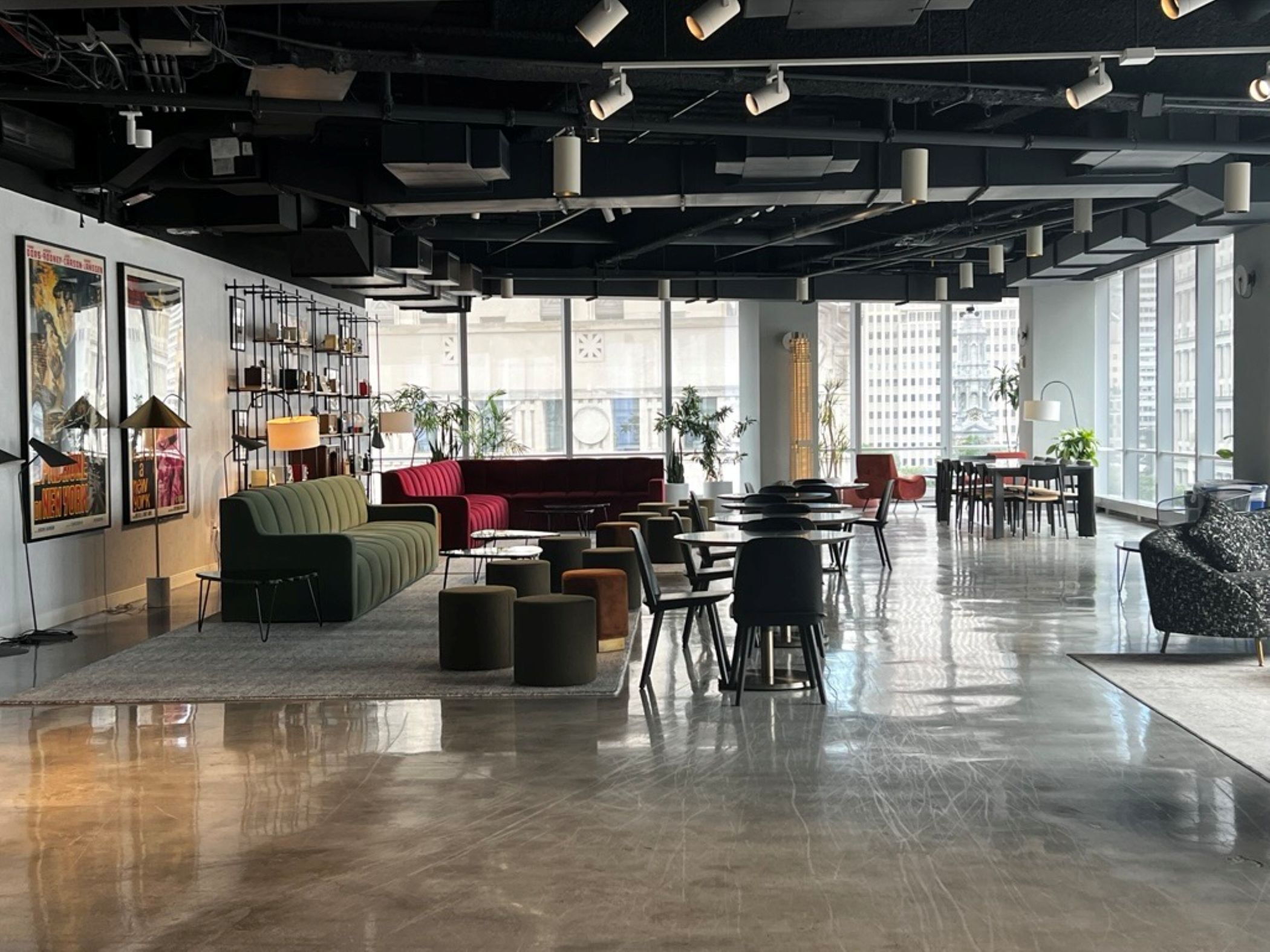 Tenants have access to amenities including a lounge space at 7 World Trade Center. (Andria Cheng/CoStar)