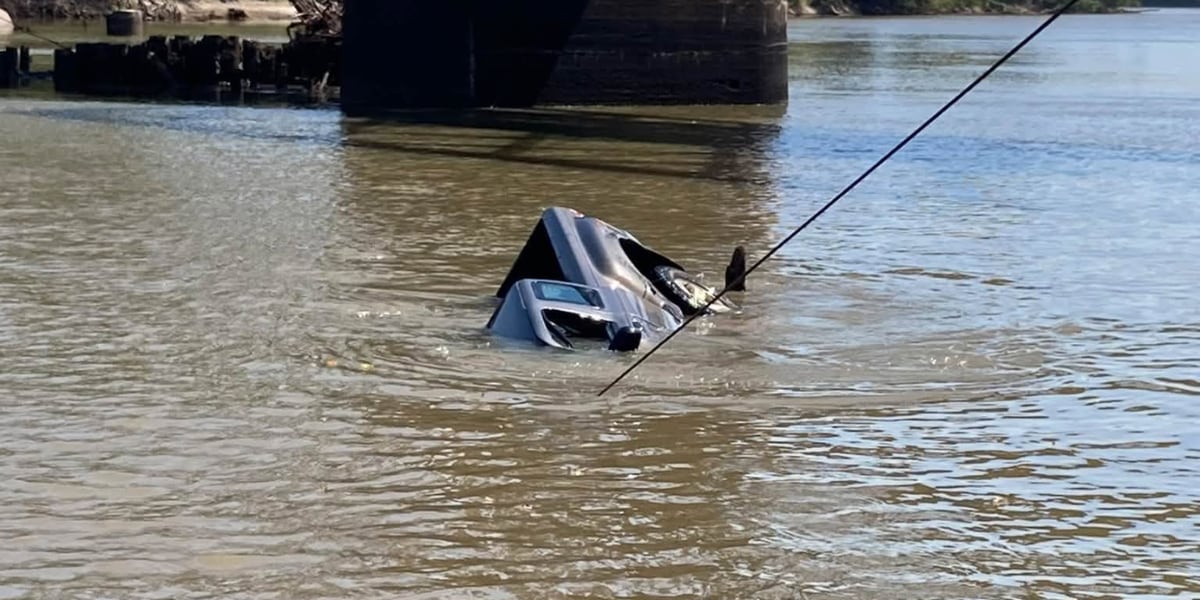 Crews pull vehicle from Big Blue River in Manhattan