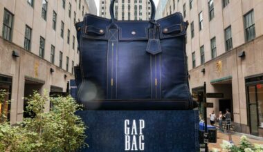 Gap celebrates launch of new Five-Pocket Tote with giant bag pop-up in Rockefeller Center