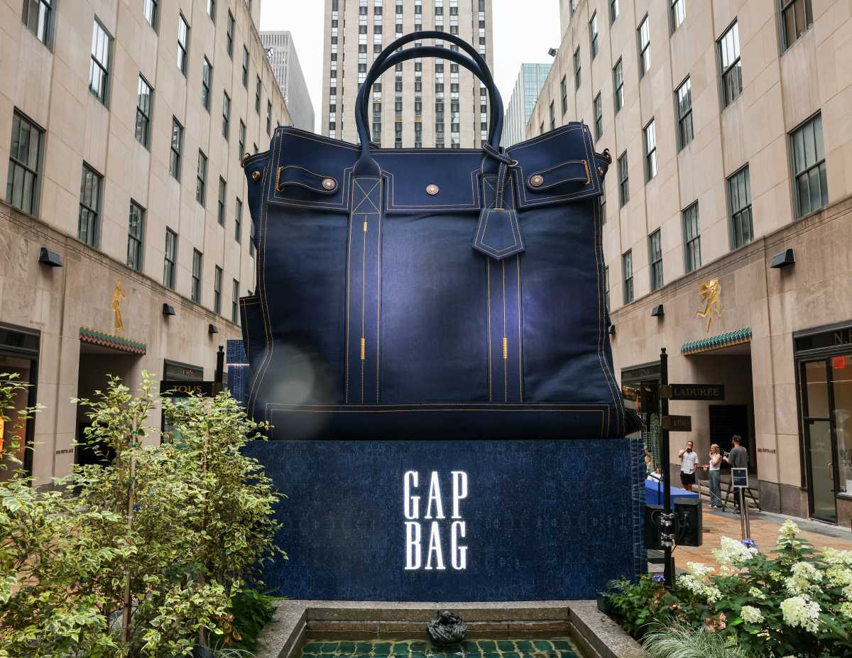Gap celebrates launch of new Five-Pocket Tote with giant bag pop-up in Rockefeller Center