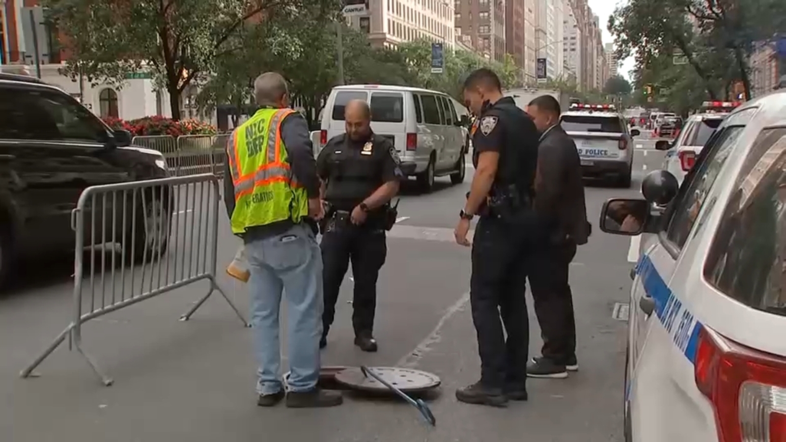3 people spotted climbing out of New York City sewer on Upper East Side