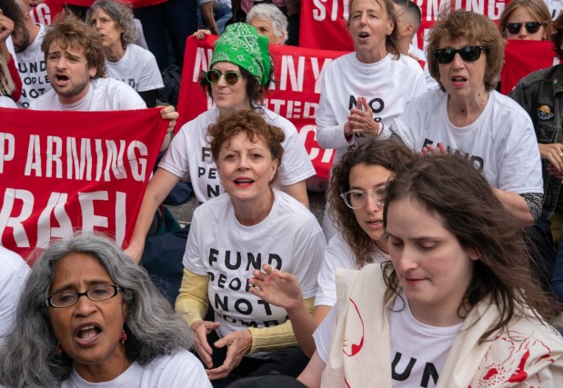 Pro-Palestinian protestors, including actress Susan Sarandon (center), block First Ave. at E. 39th St. in protest of Israeli Prime Minister Benjamin Netanyahu before he speaks at the United Nations on Thursday, Sept. 24, 2026 in Manhattan, New York. (Barry Williams/ New York Daily News)