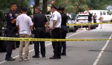 Two people stabbed inside West 47th Street building in Hell's Kitchen; NYPD searching for suspect