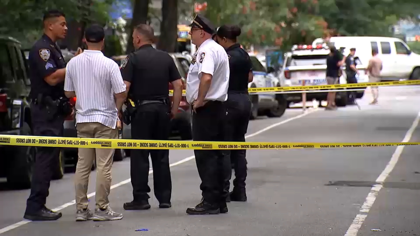 Two people stabbed inside West 47th Street building in Hell's Kitchen; NYPD searching for suspect