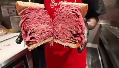 Carnegie Deli reopens in Midtown Tuesday after closing for 10 years