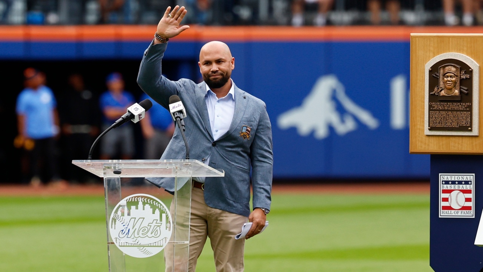 Carlos Beltrán's number retired by Mets in pregame ceremony