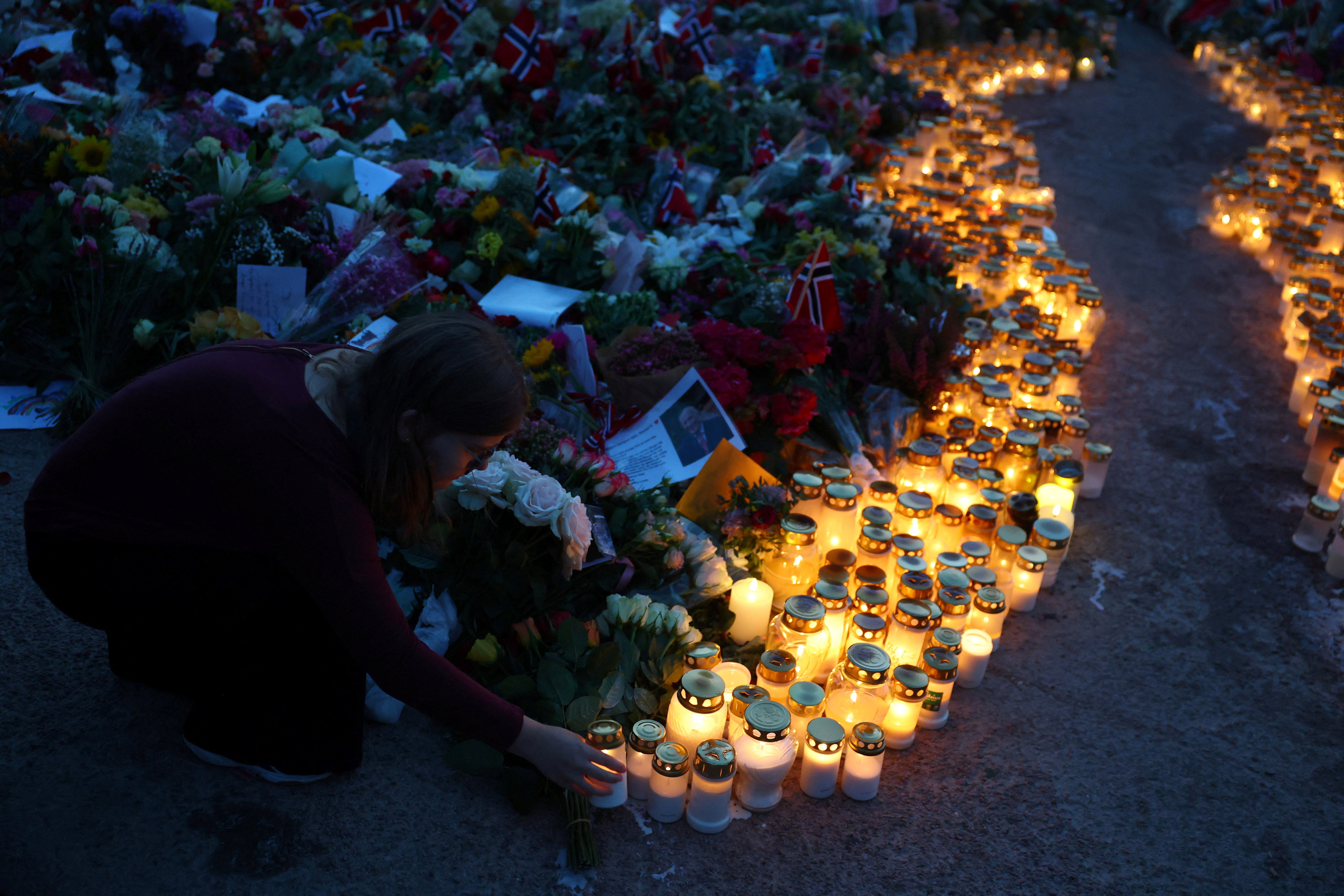 Tens of thousands of people gathered outside the royal palace in Oslo on Saturday to pay tribute to King Harald