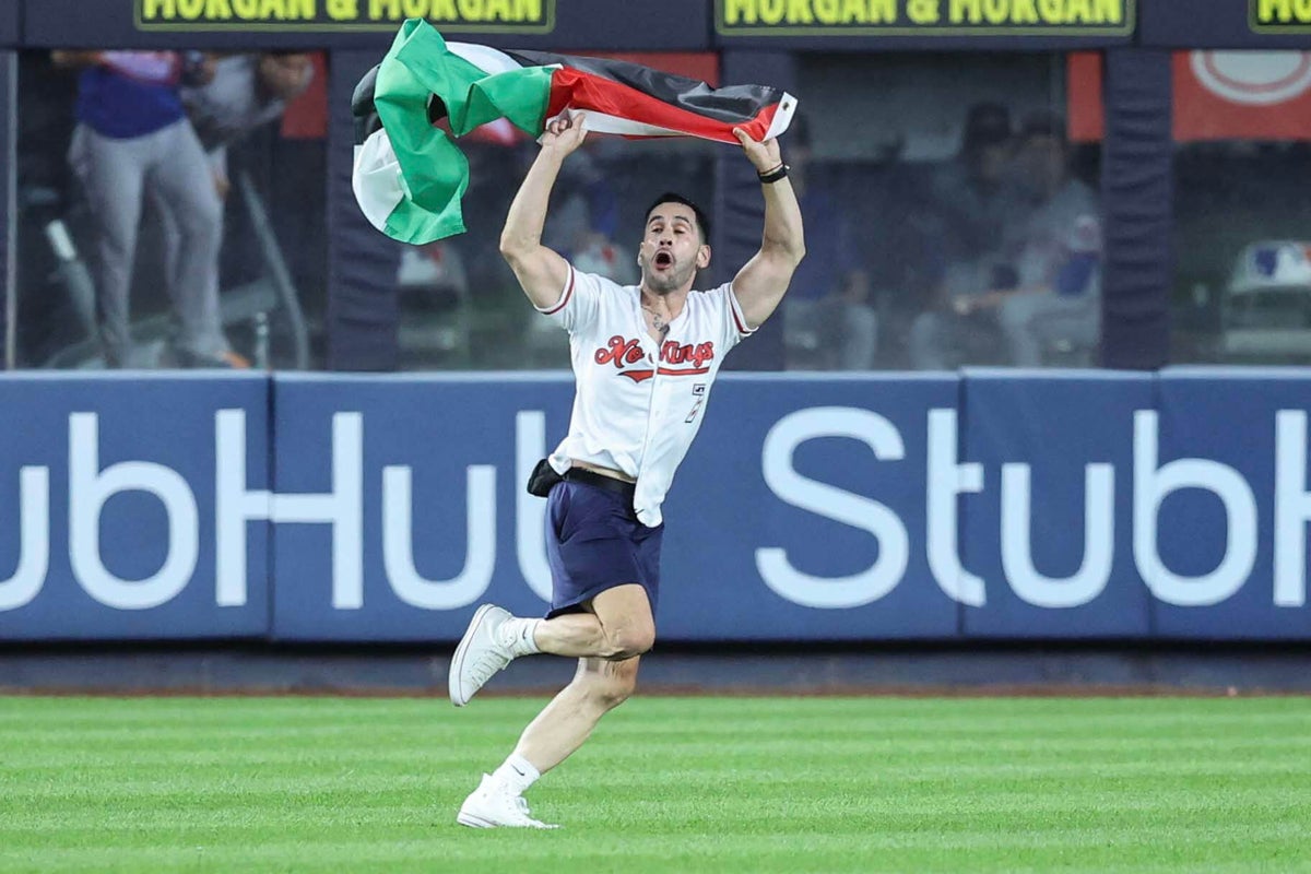 Fan runs onto Yankee Stadium field waving Palestinian flag at 9:11 p.m. on 9/11 anniversary