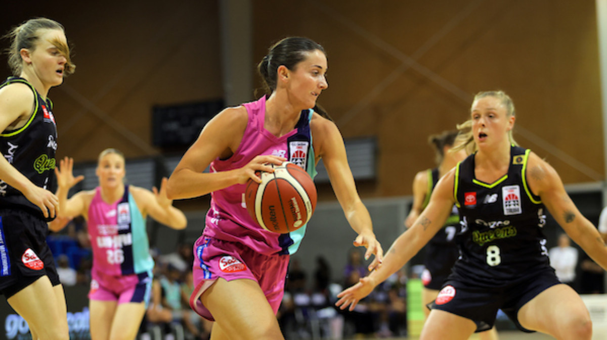 Stars play for Tokomanawa Queens in Tauihi b'ball