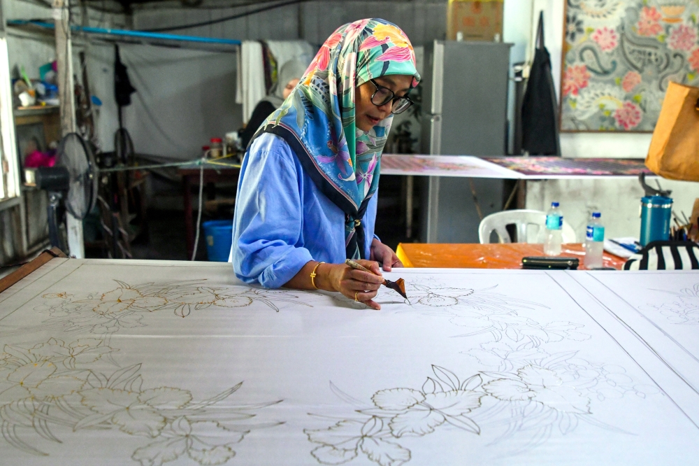 Batik artist Rosliza Muhammad. — Bernama pic