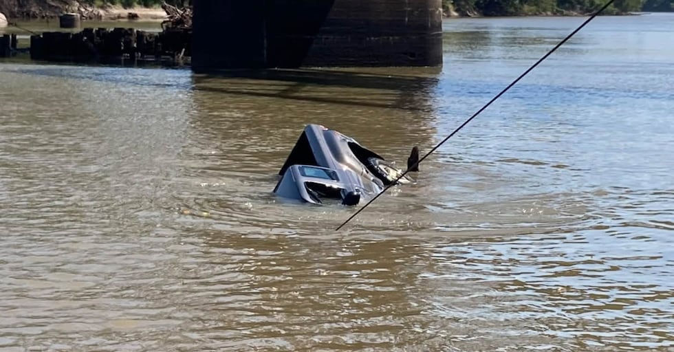 Crews remove vehicle out of Big Blue River in Manhattan