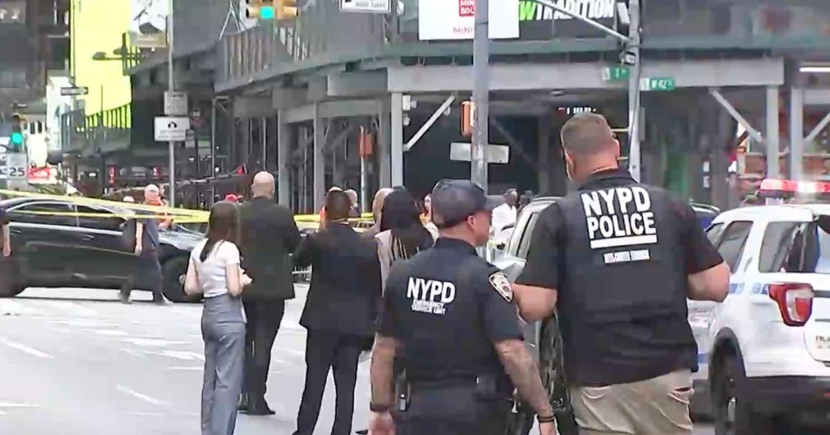 Woman randomly stabs 2 people in New York City's Times Square, killing 1, then is killed by police | Nation & World