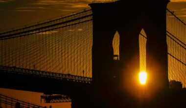 Knife-wielding man on Brooklyn Bridge cables fatally shot after ignoring orders to drop weapon