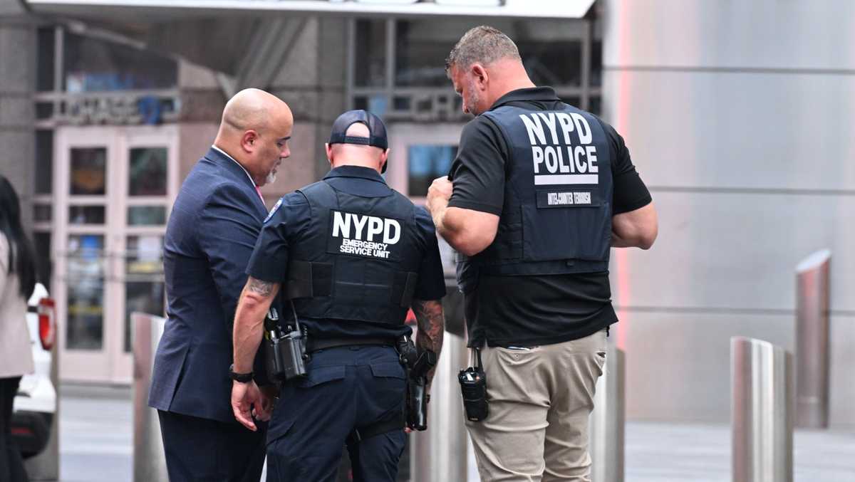 Woman stabs 2 people in Times Square, killing 1, then is killed by police