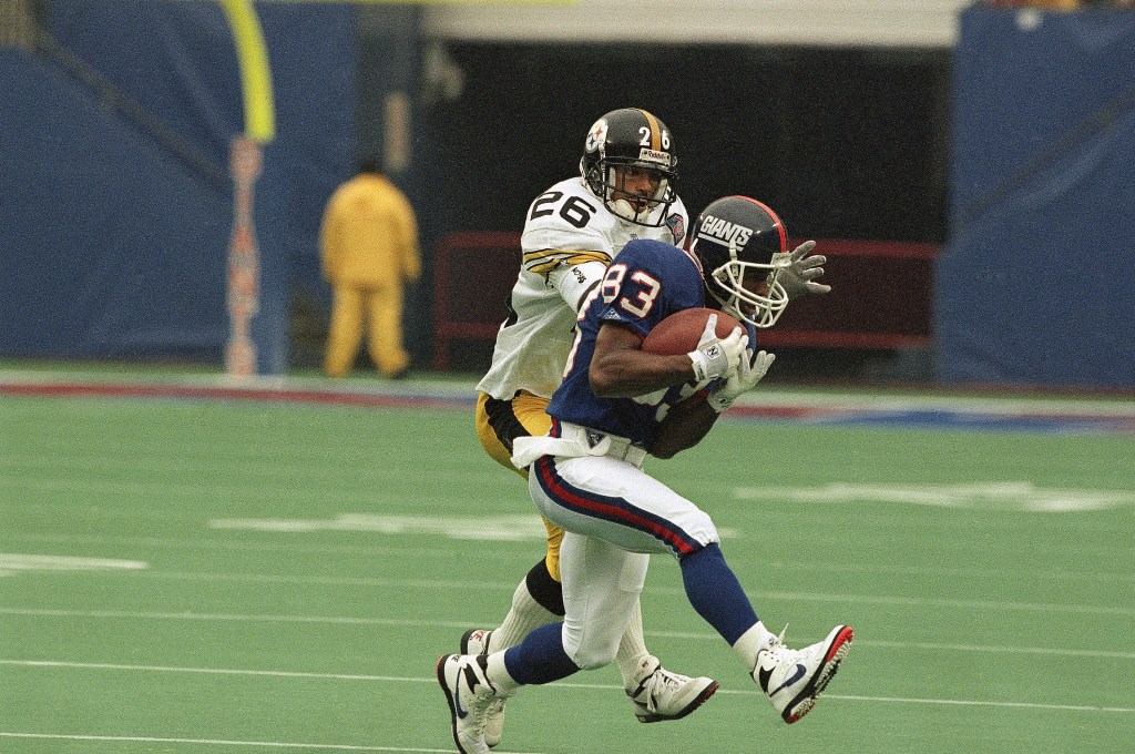 New York Giants wide receiver Arthur Marshall (83) catches a pass in front of Pittsburgh Steelers cornerback Rod Woodson (26).