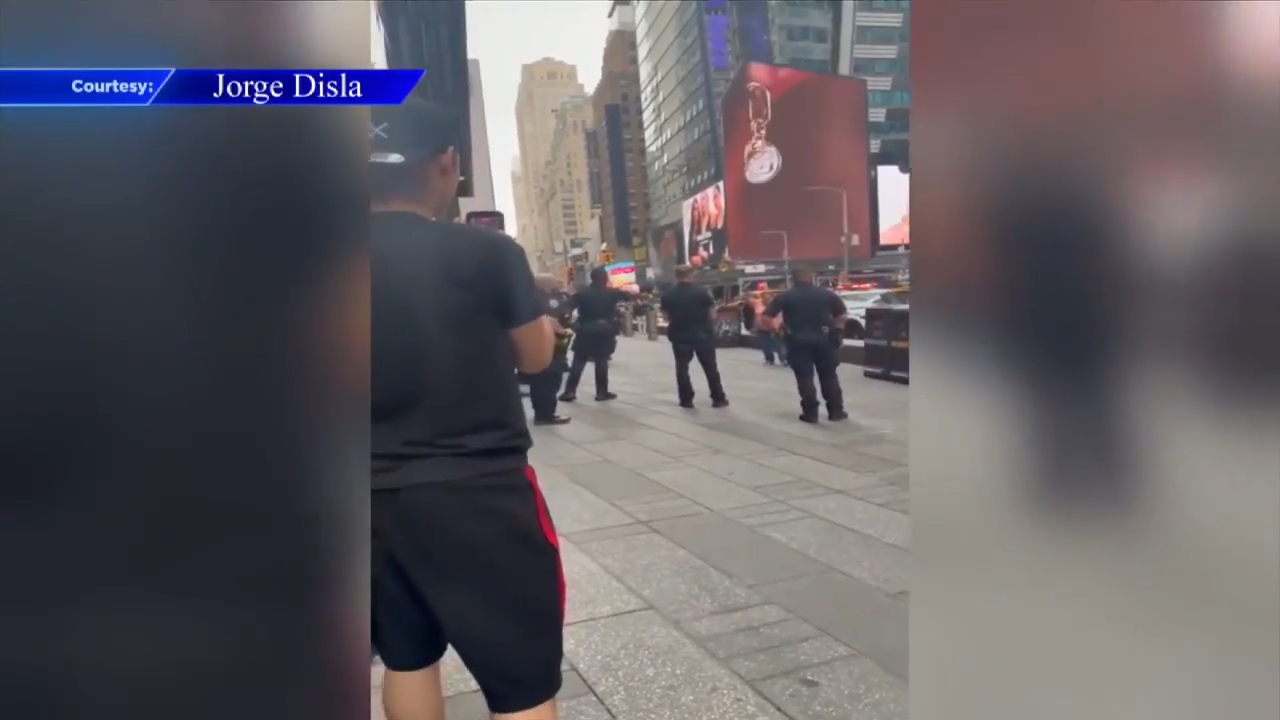 Woman randomly stabs 2 people in New York City’s Times Square, killing 1, then is killed by police - WSVN 7News | Miami News, Weather, Sports