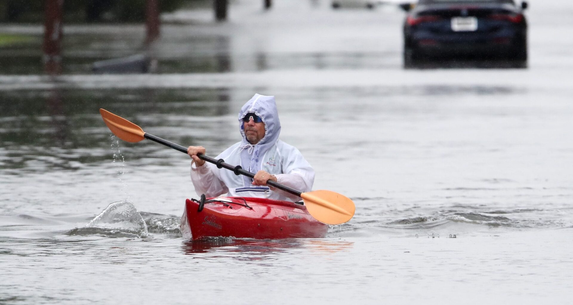 Storm causes death in Brooklyn and leaves 100,000 customers without power