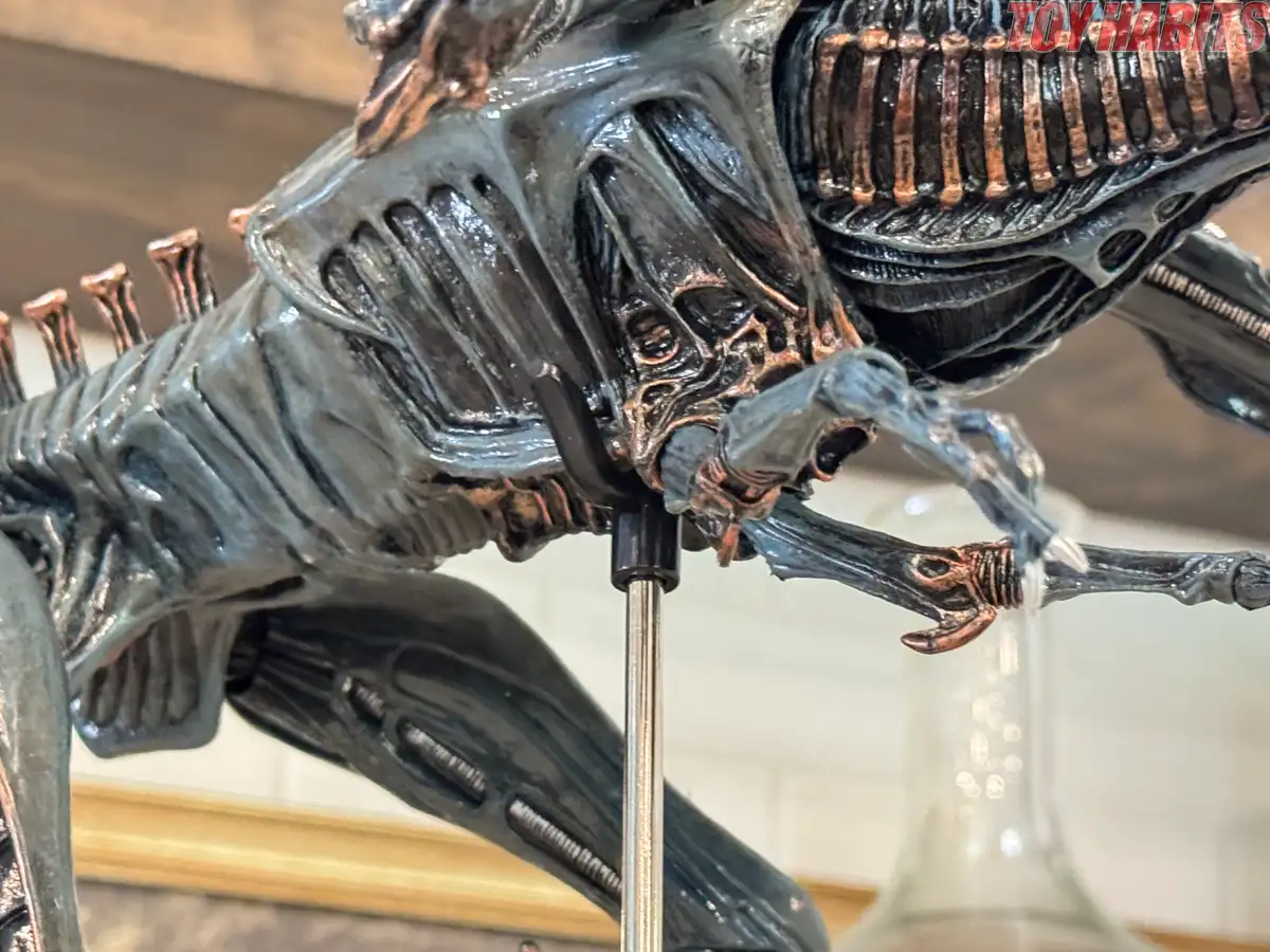 Aliens Xenomorph Queen NECA Deluxe Figure Review 17