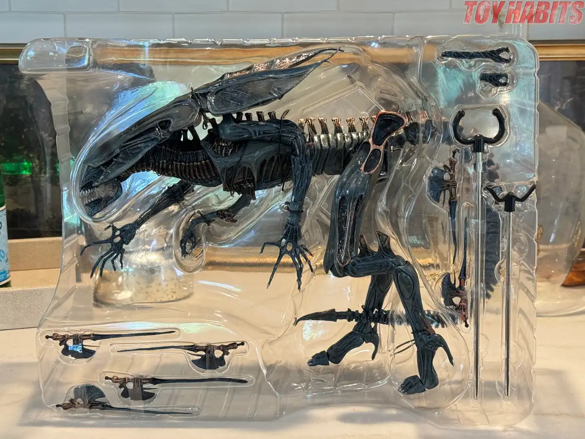 Aliens Xenomorph Queen NECA Deluxe Figure Review 5
