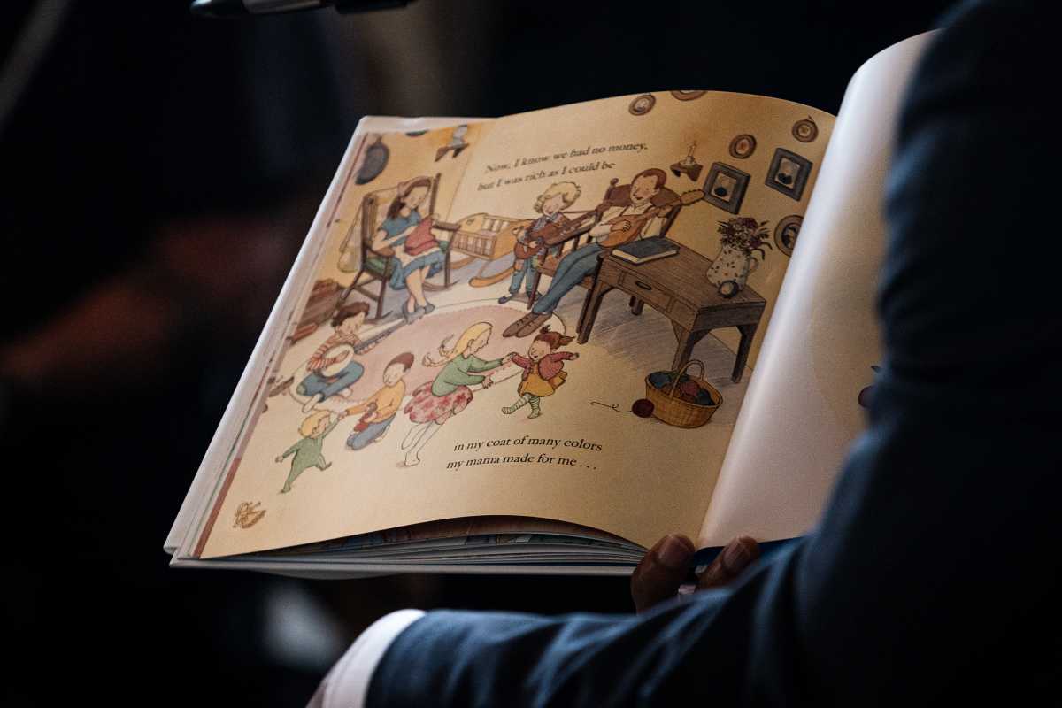 New York City Schools Chancellor Kamar Samuels reads to kids at the event.
