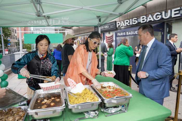The event featured a Mid-Autumn Festival with Asian American food. Photo via Citizens.