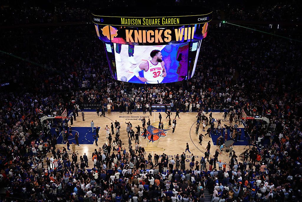 The Knicks and their fans celebrate their Game 4 win over the Spurs at MSG.