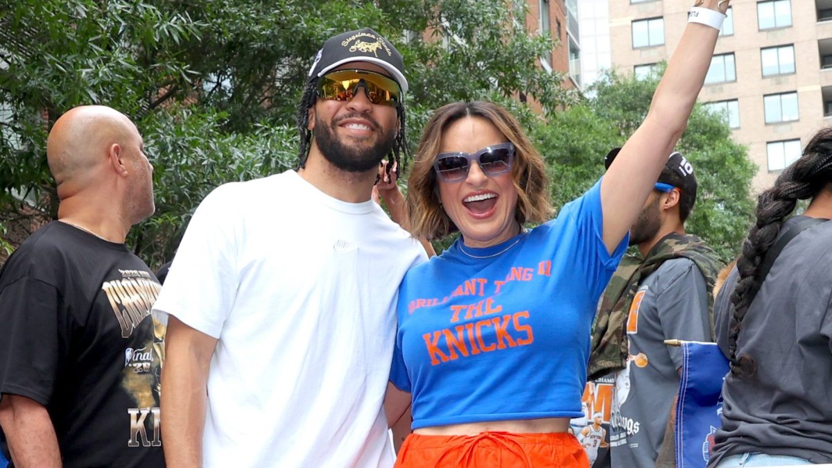 Jalen Brunson appears in Emmy Awards open with Mariska Hargitay – NBC New York
