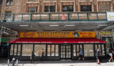 Carnegie Deli reopens in midtown Manhattan after 10 years – NBC New York