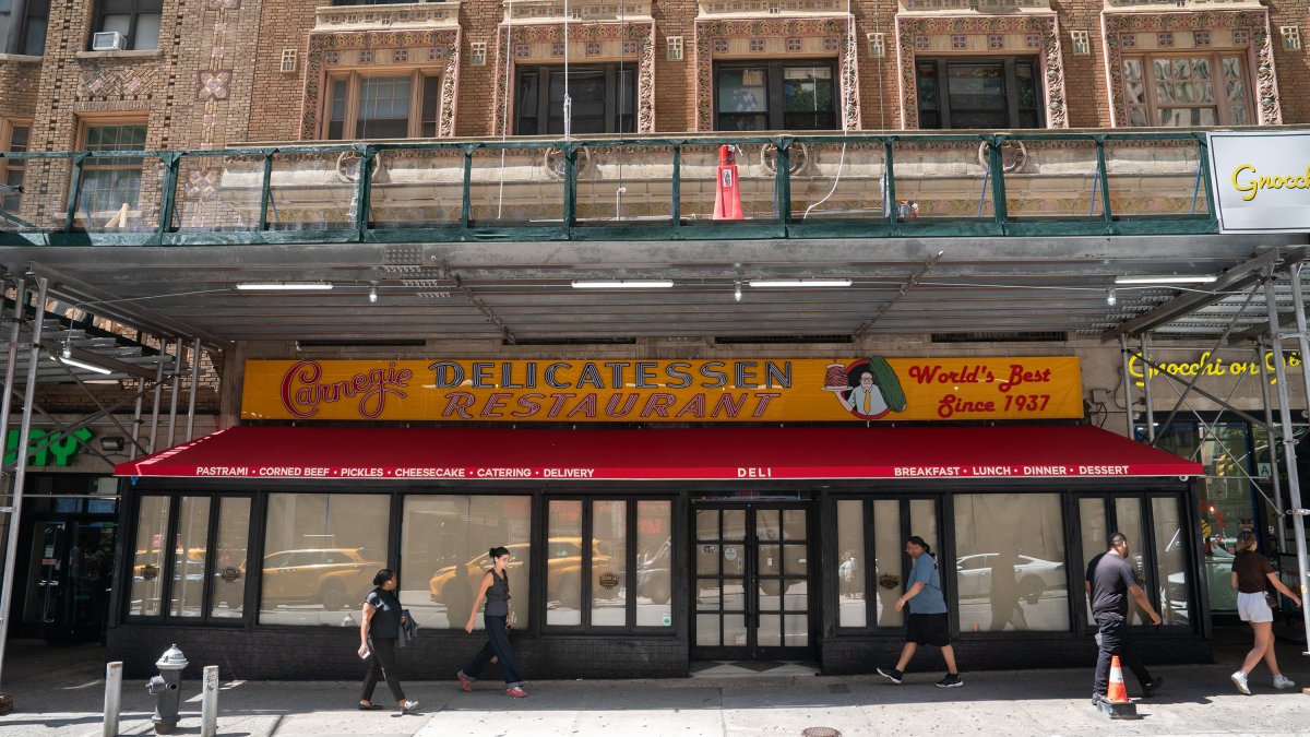 Carnegie Deli reopens in midtown Manhattan after 10 years – NBC New York